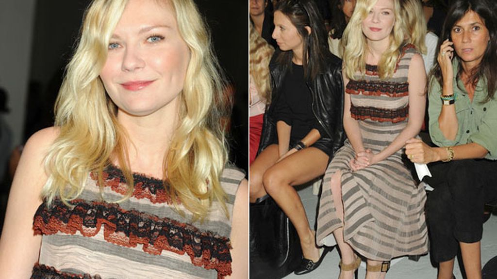 La actriz Kirsten Dunst, a rayas, en el ‘front row’ de Rodarte