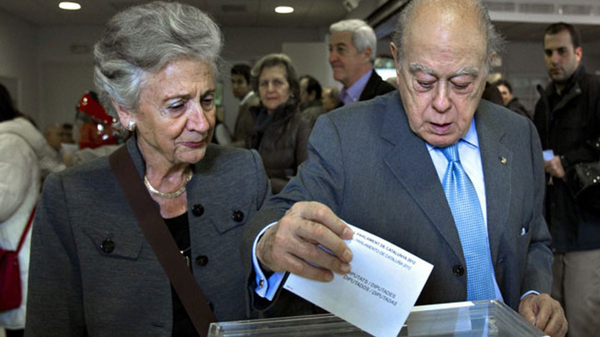 El expresidente Jordi Pujol y su esposa votando en el colegio de Can Castello de Barcelona