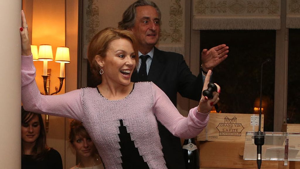 Kylie, madrina de APREC, acudió al evento con un vestido negro y una chaqueta rosa