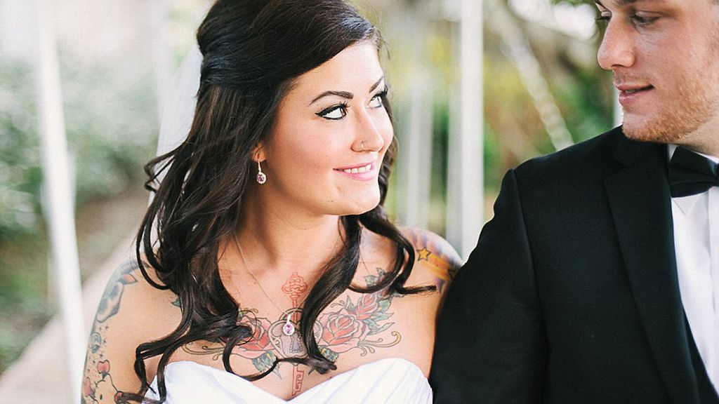 Casadas que enseñan sus tatuajes el día de su boda
