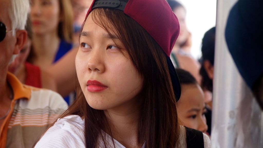 Joven cruzando el río Chao Phraya