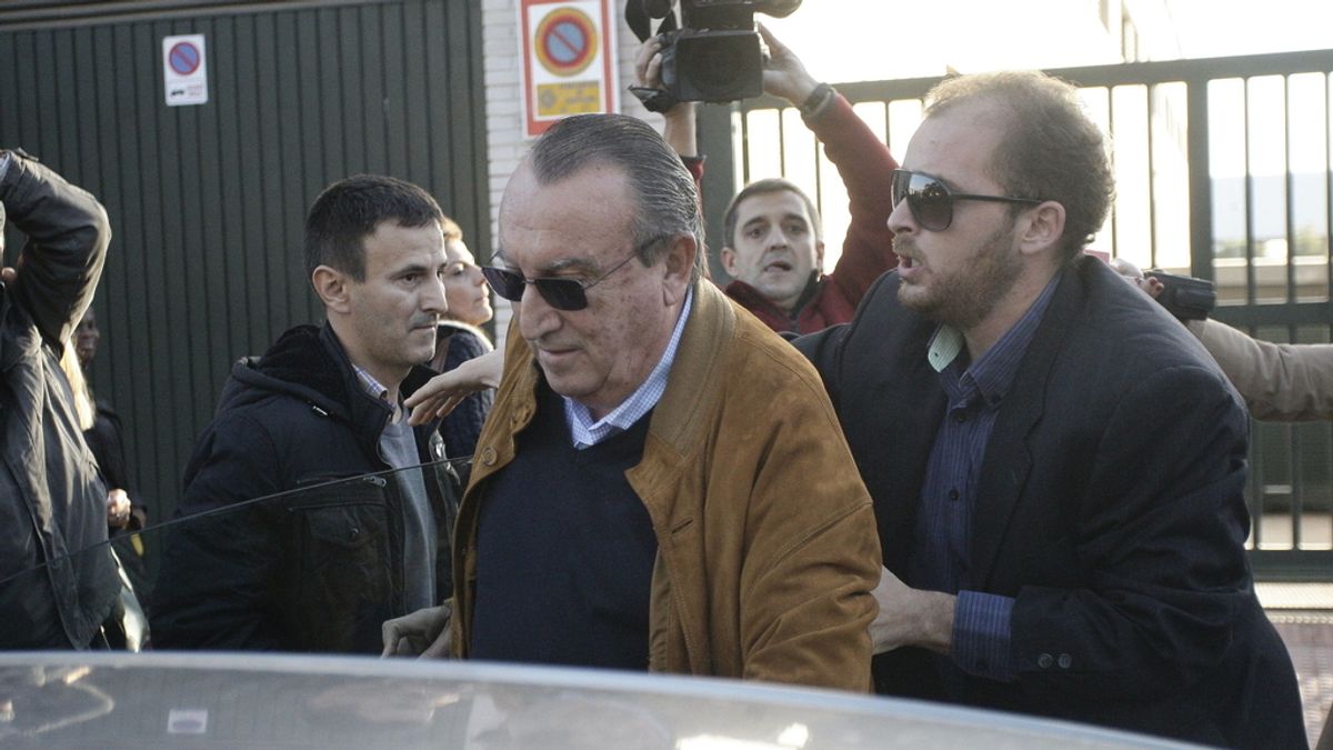 El ex presidente del PP de Castellón, Carlos Fabra, recoge la notificación de ingreso en prisión