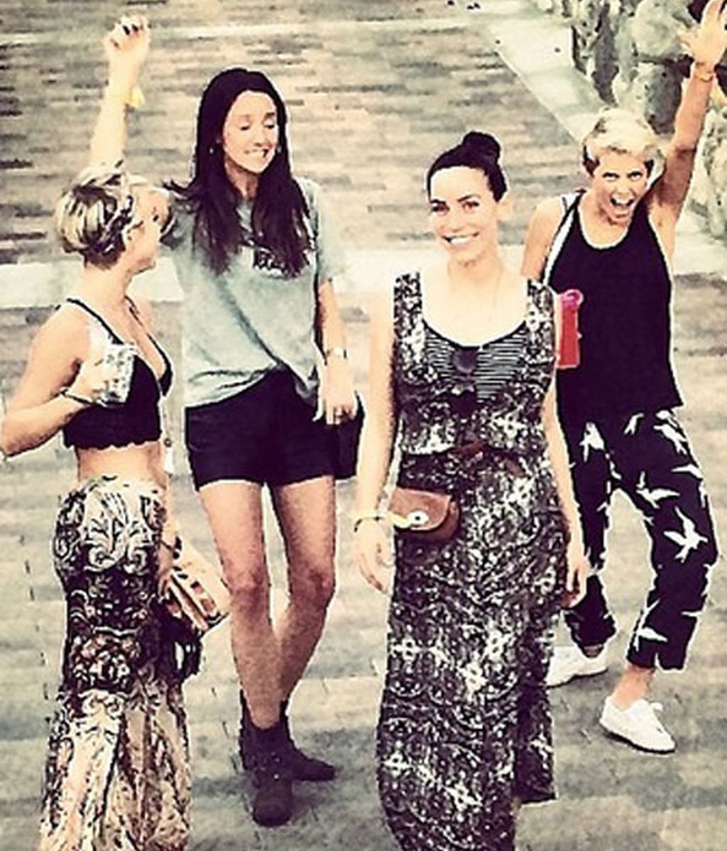 Julianne Hough con amigas en una foto de instagram