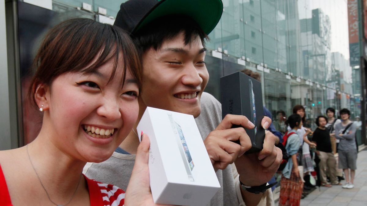 Primeros usuarios japoneses en comprar el nuevo iPhone 5