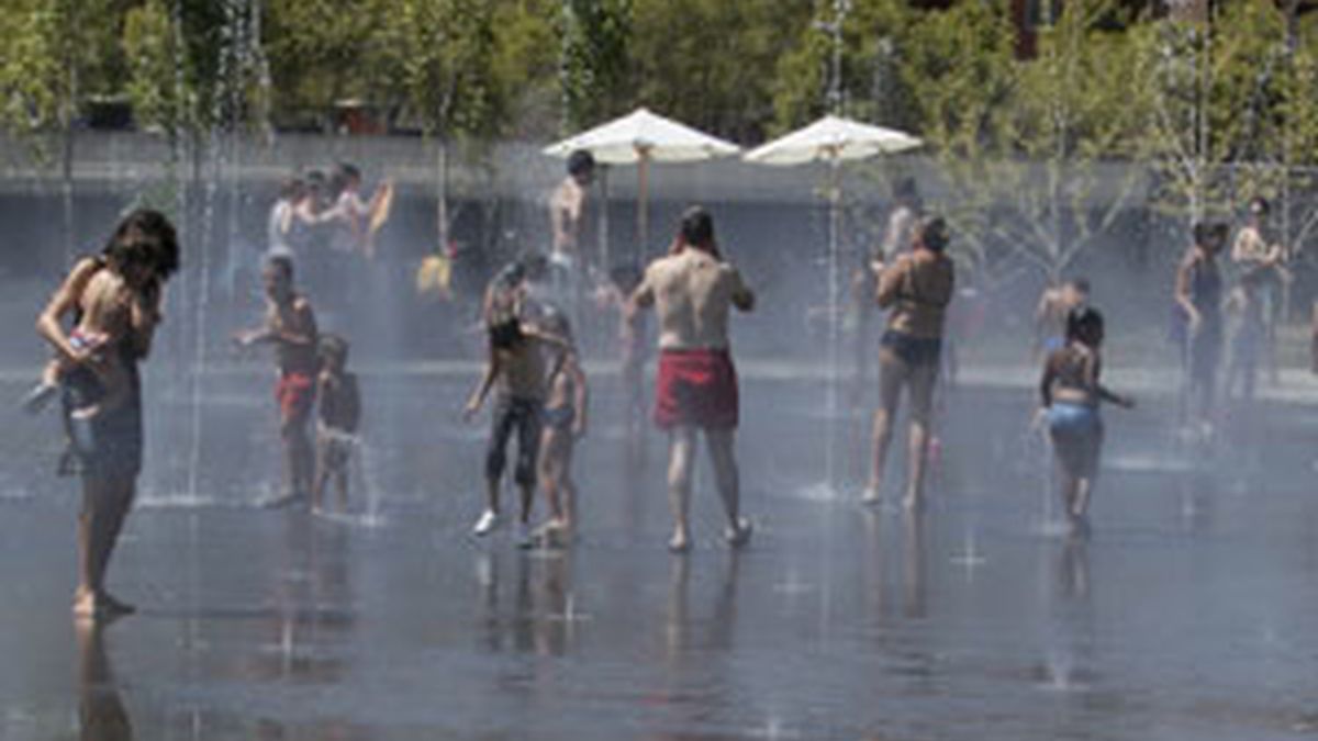 Las fuentes de Madrid Río se convierten en refugios improvisados contra el calor FOTO: EFE