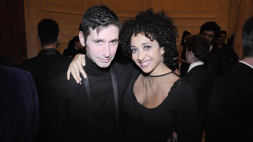 Joan Oliá "Chic" junto a la actriz Vicenta Ndongo