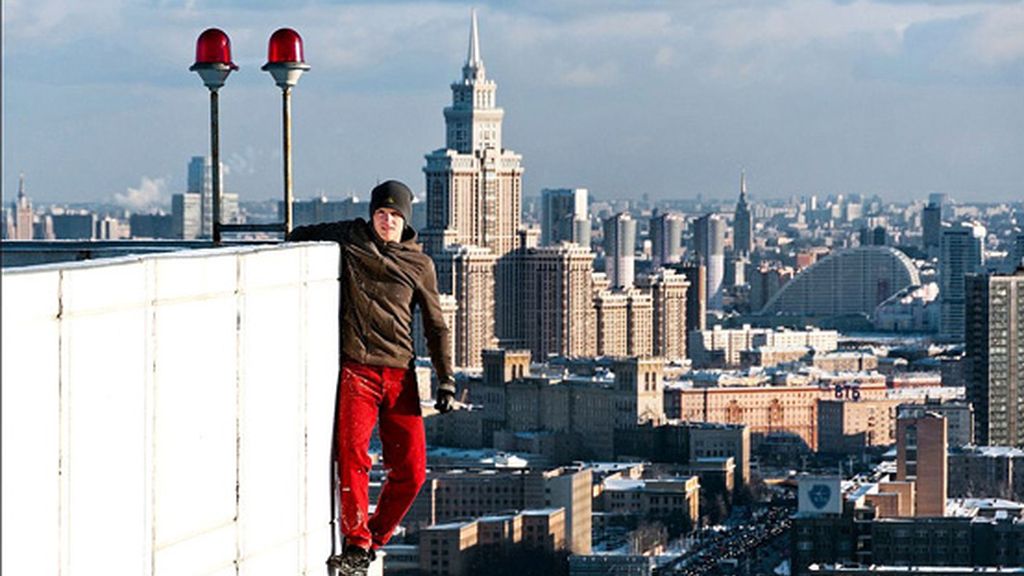 El Spiderman humano observa el mundo desde las alturas