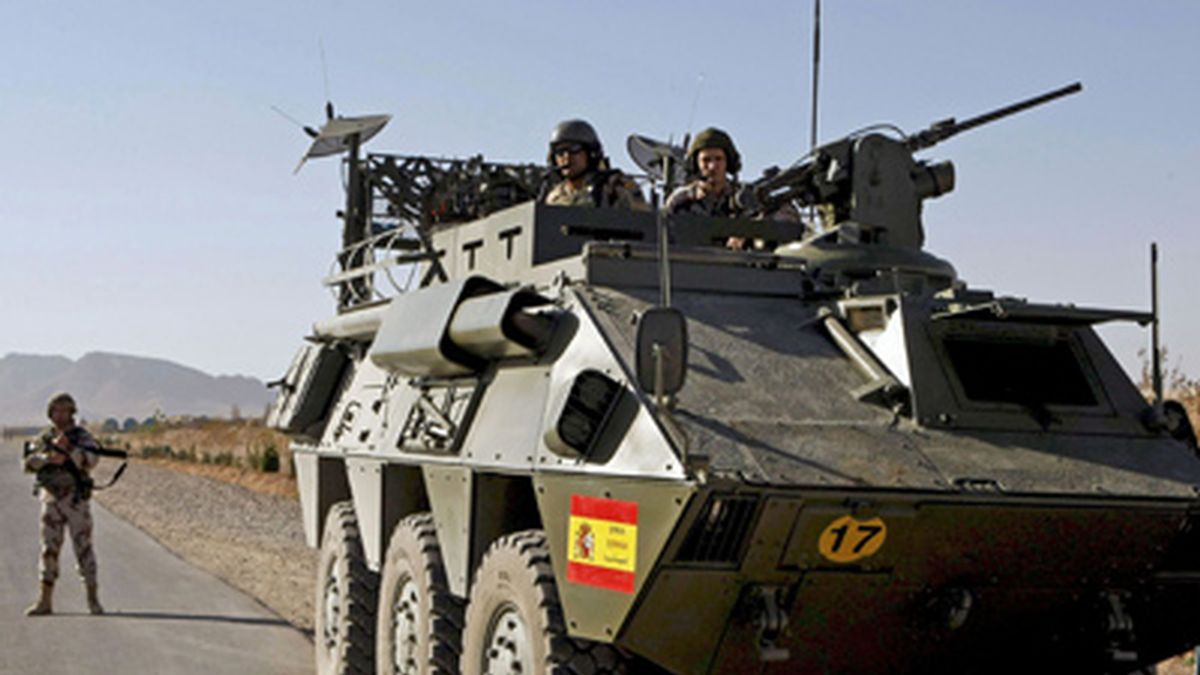 Soldados españoles a bordo de un carro armado en Afganistán.