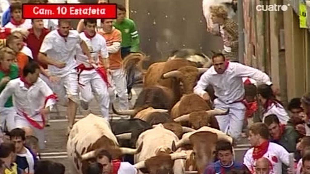 Espectacular carrera llena de riesgo por la parte exterior de la calzada en la zona de Estafeta