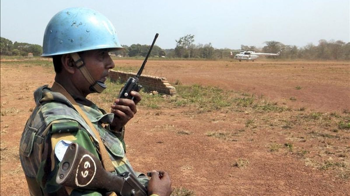 Un soldado de las tropas de la ONU vigila durante el aterrizaje de un helicóptero en Yambio, sur de Sudán, el pasado lunes. El referéndum de autodeterminación del sur de Sudán finalizó el 15 de enero. EFE