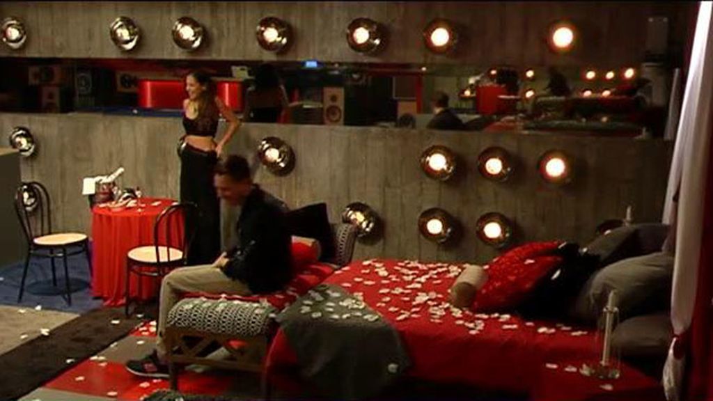 Tras conocerse su secreto, la pareja disfruta de su noche de bodas