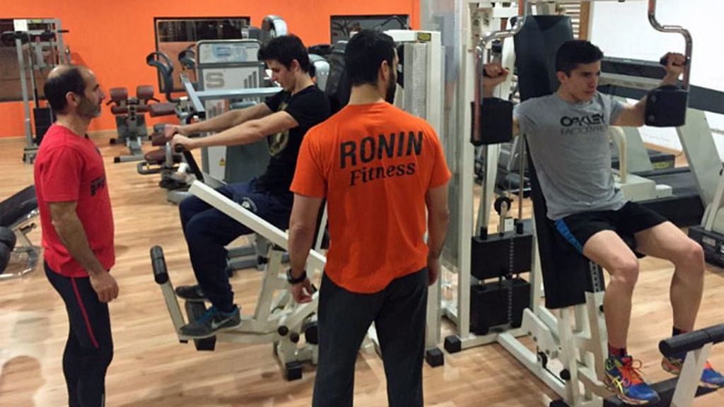 Puesta a punto en el gimnasio con su hermano