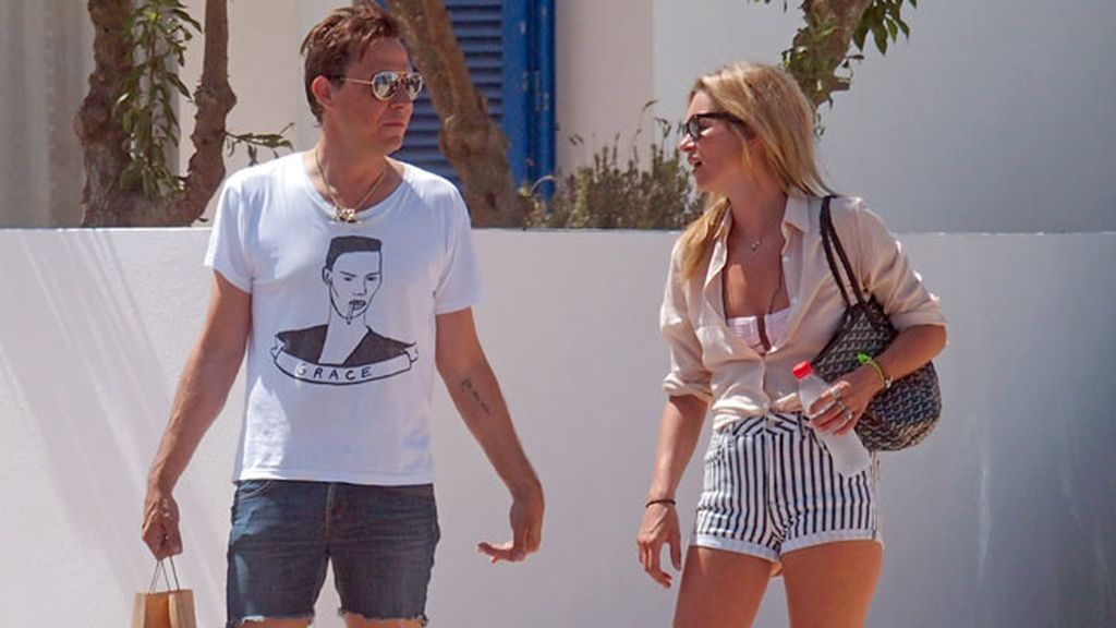 Kate Moss disfruta de sus vacaciones con su marido y con su hija