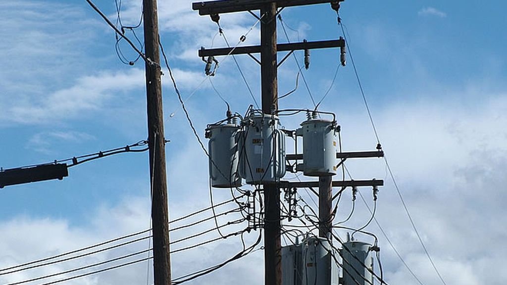 Un poste que sujeta el cableado por donde circula la energía eléctrica