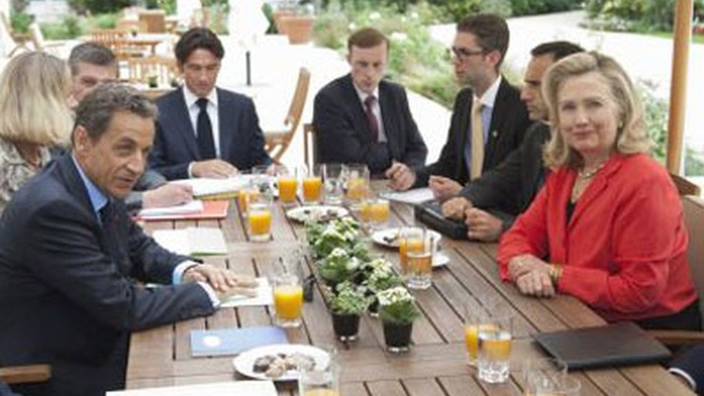 Convocada conjuntamente por el presidente francés, Nicolas Sarkozy, y el primer ministro británico, David Cameron, la cumbre busca consolidar el apoyo internacional al CNT. Convocada conjuntamente por el presidente francés, Nicolas Sarkozy, y el primer ministro británico, David Cameron, la cumbre busca consolidar el apoyo internacional al CNT.