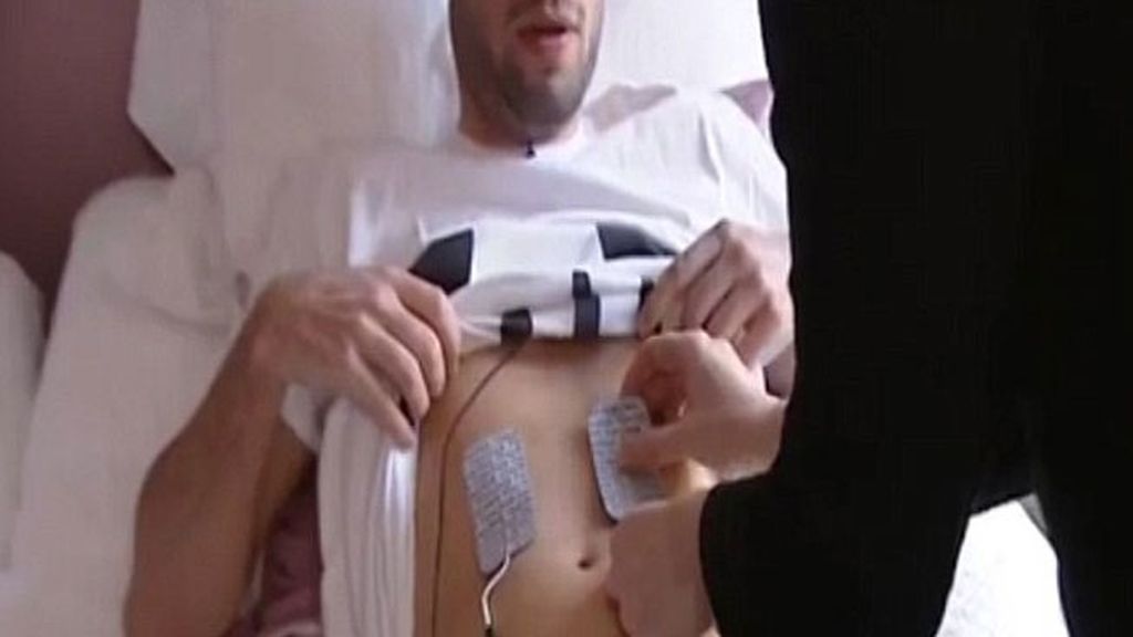 Dos hombres experimentan los dolores del parto y lo dejan a las dos horas