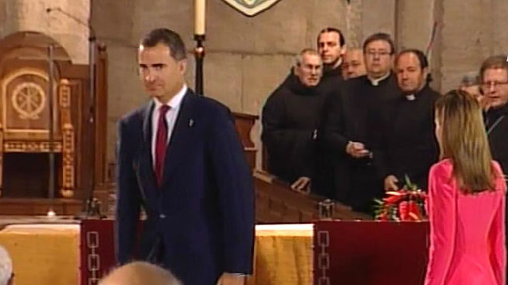 Blazer coral y corbata granate en la primera aparición pública de los futuros reyes