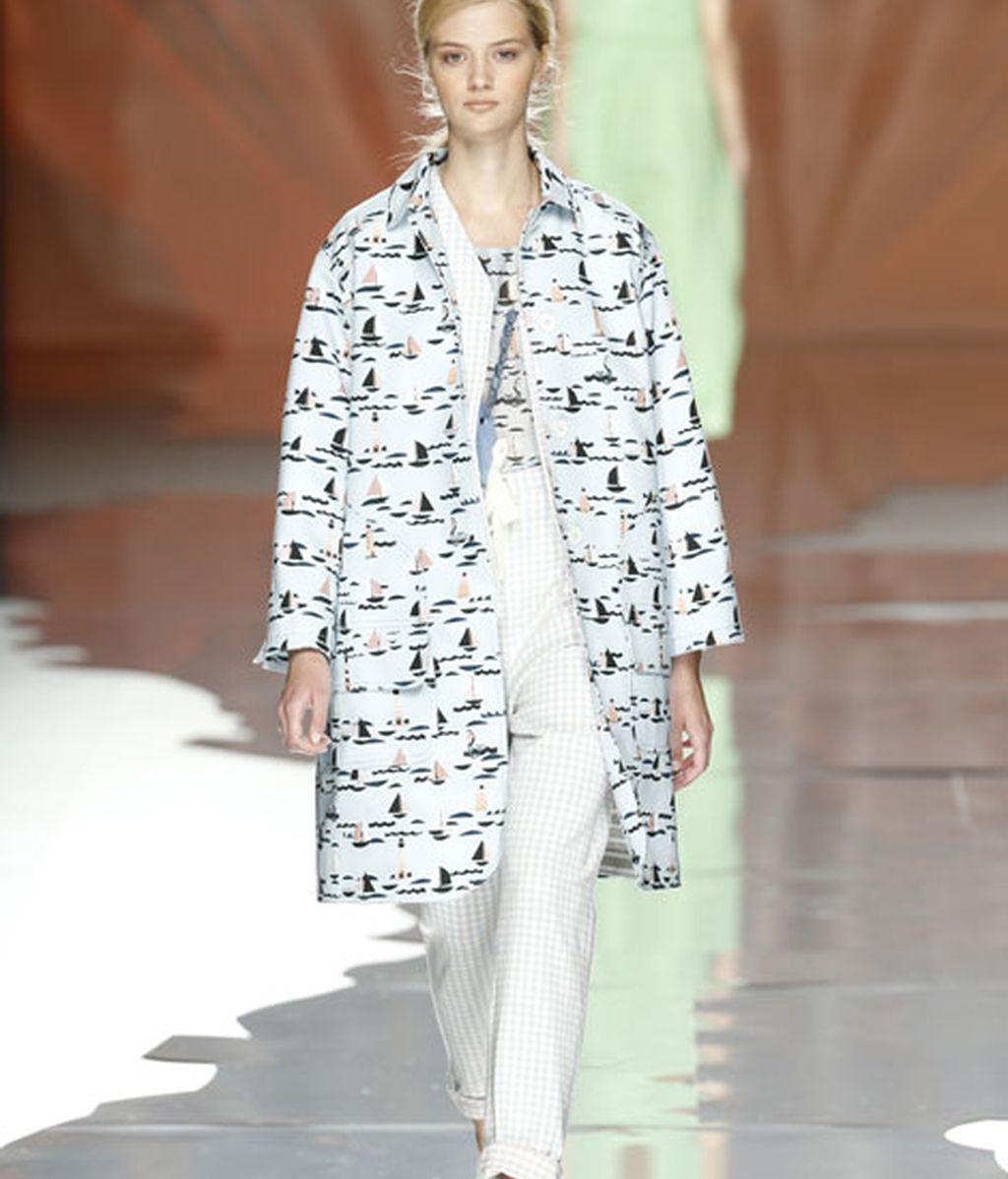 Siluetas fluidas y prints marineros