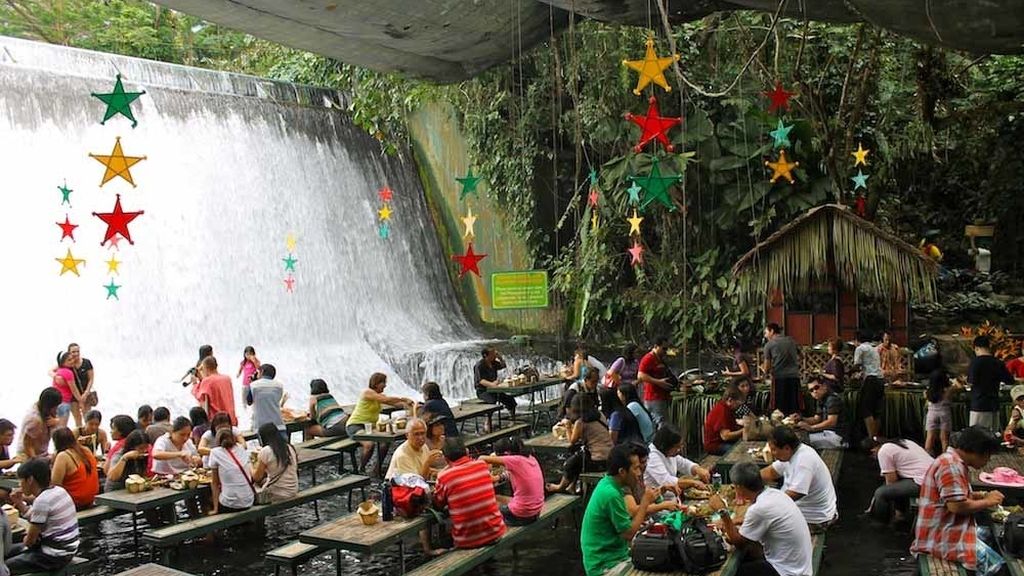 Cenar dentro de una cascada