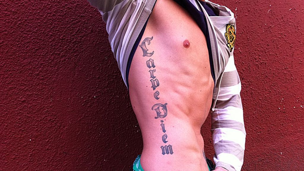 Músculos y tatuajes 'visten' su piel de arriba abajo