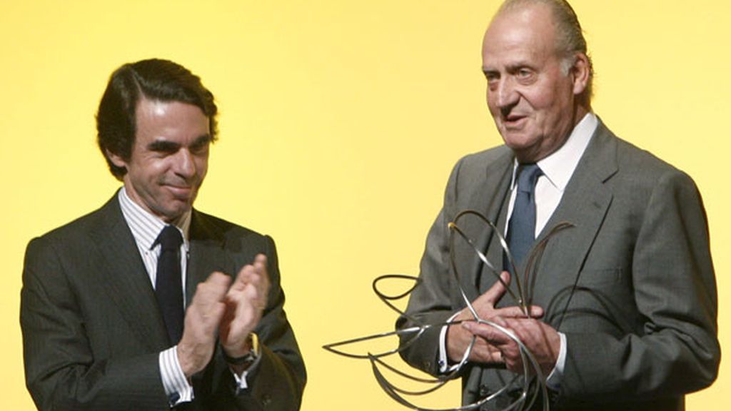 El Rey recibe un premio de manos de Aznar