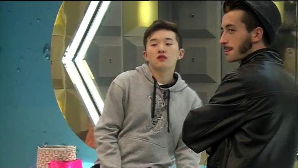 Aritz se afeita para la fiesta rocabilly de 'GH16'