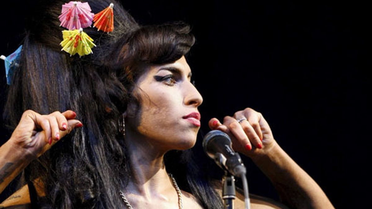 La cantante Amy Winehouse se ha convertido en una fábrica de noticias en las últimas semanas, entre su desmayo y los rumores sobre su salud. La cantante Amy Winehouse se ha convertido en una fábrica de noticias en las últimas semanas, entre su desmayo y los rumores sobre su salud.