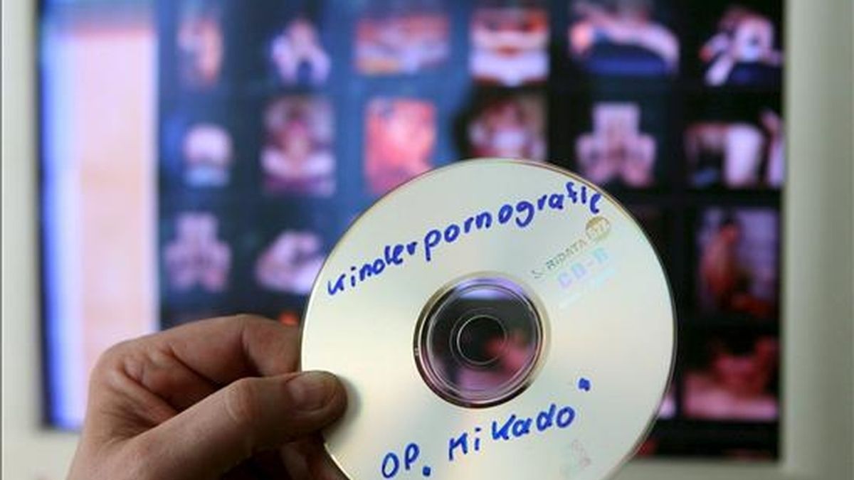 En la imagen, un policía muestra un cd con información sobre una operación contra una red de pornografía infantil. EFE/Archivo