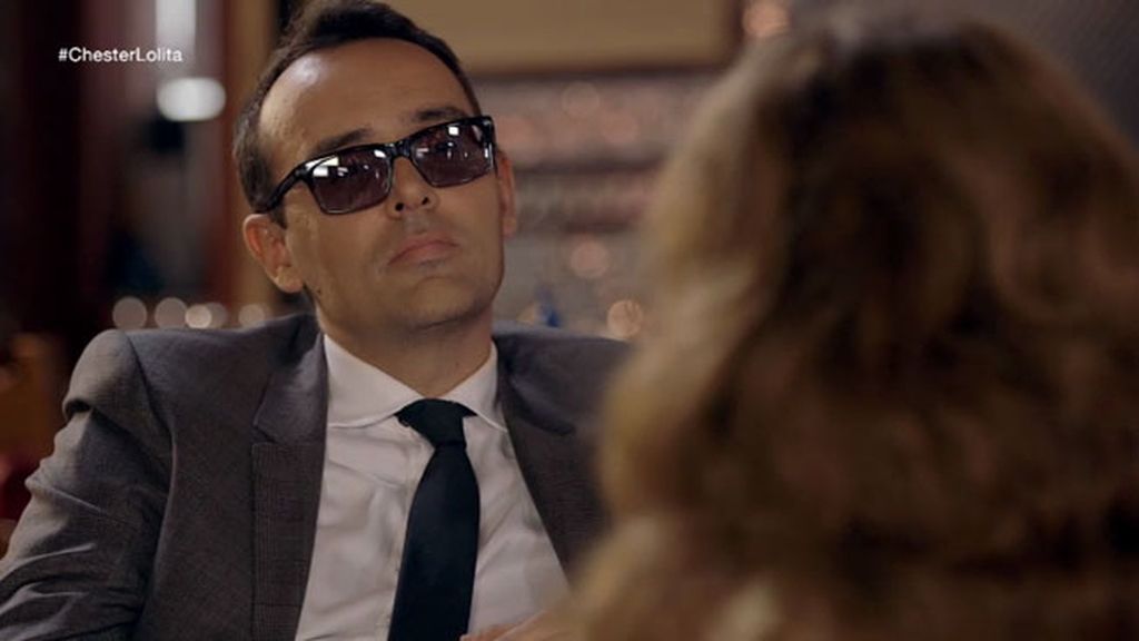 La artista se sienta en el chester