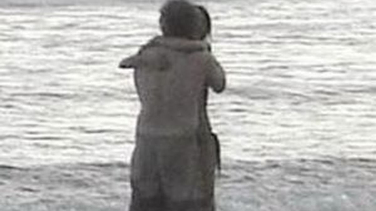 Gibson y la misteriosa mujer a la que se le vió abrazando en una playa de Costa Rica. Al actor le tocará otra vez explicar un gesto tan cariñoso. Foto Daily Mail