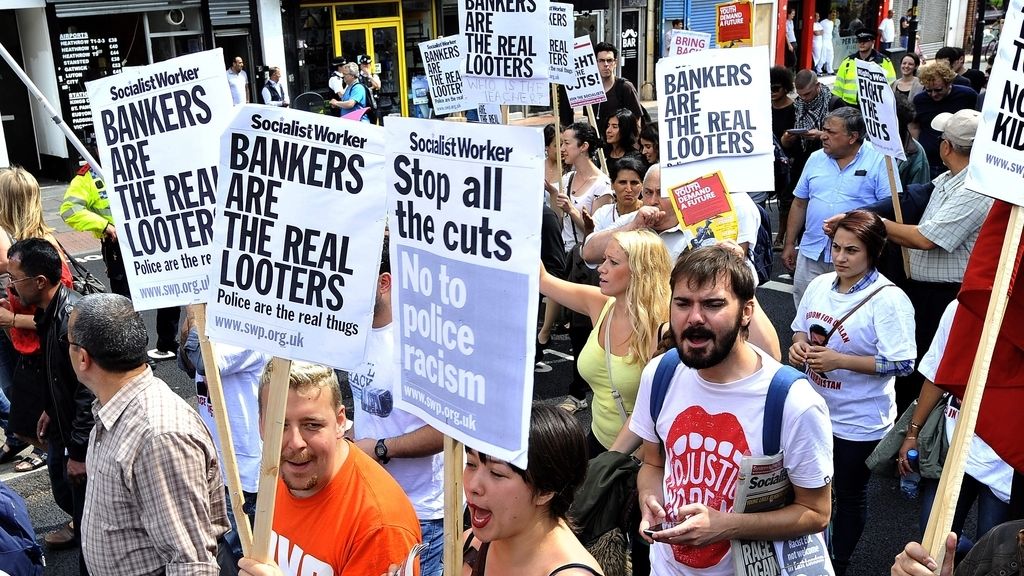 Pancartas con lemas como "Los banqueros son los verdaderos saqueadores". Foto: EFE