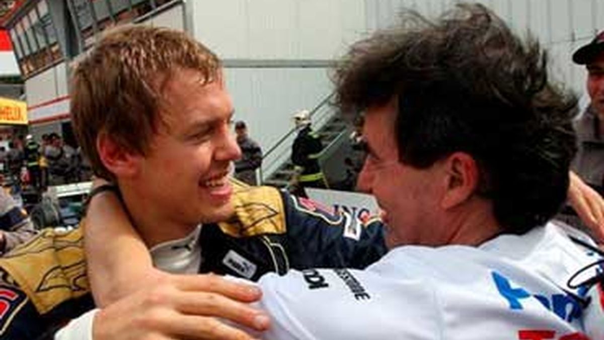 Vettel, felicitado tras su quinto puesto. Foto: EFE