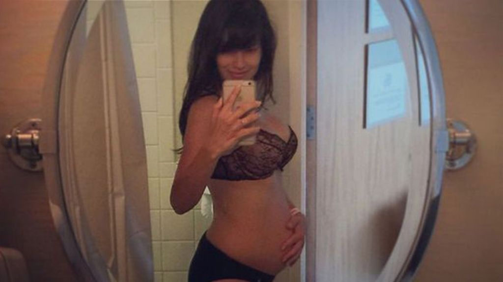 Hilaria Baldwin posa en ropa interior dos días después de 