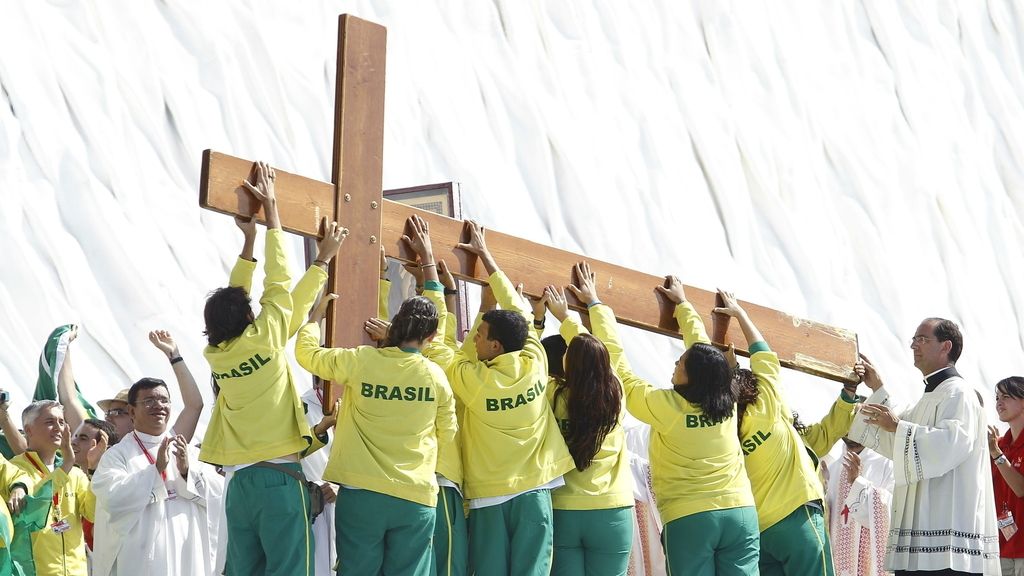 Varios jóvenes de Brasil transportan la cruz que regaló en 1982 Juan Pablo II a los jóvenes para que presidiera todas las JMJ. Foto: EFE
