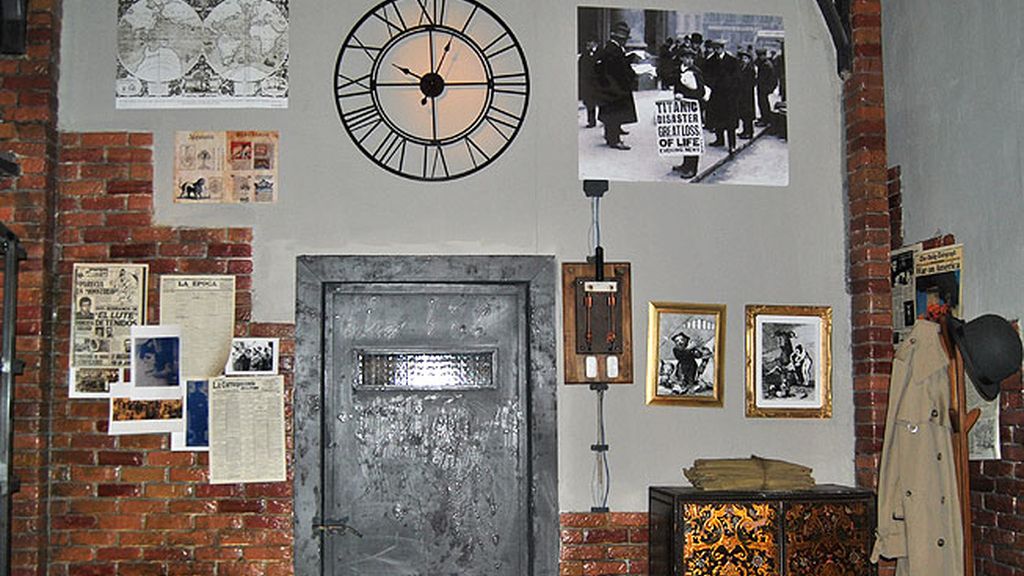 El plató de ‘Cuarto Milenio’: una biblioteca sin fin