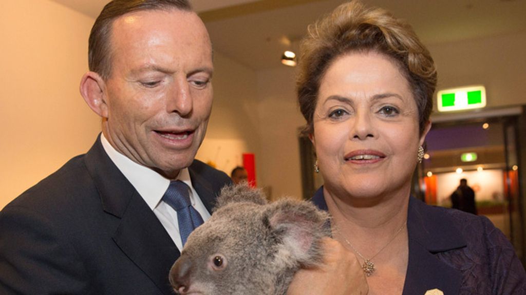 Dilma Rousseff y Tony Abott posan con el koala