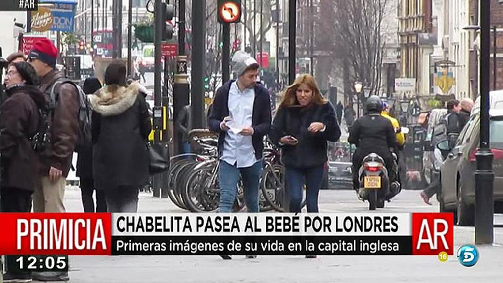Chabelita y su chico pasearon por la capital británica sin el pequeño Alberto