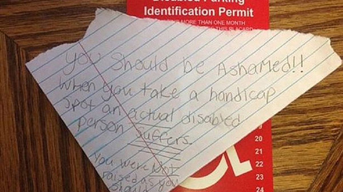 Una madre responde a una cruel nota dejada en el coche de su hija minusválida