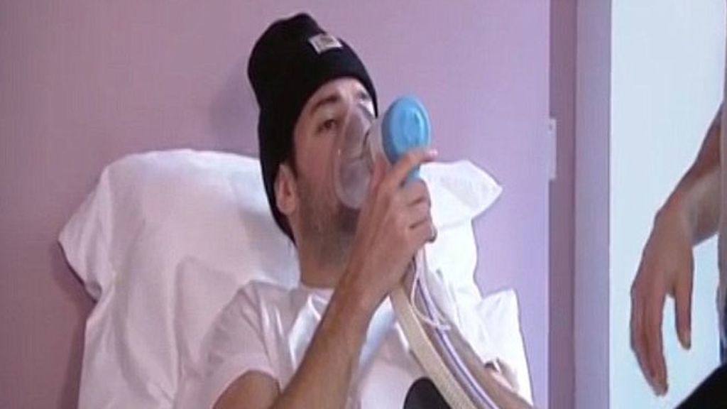 Dos hombres experimentan los dolores del parto y lo dejan a las dos horas