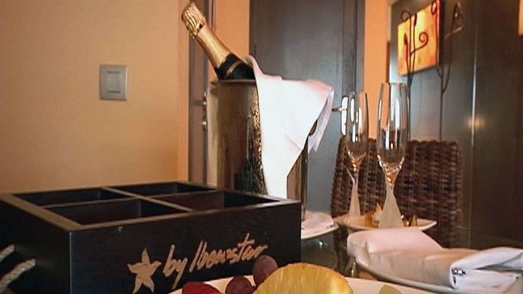 Todo preparado para el brindis de recién casados