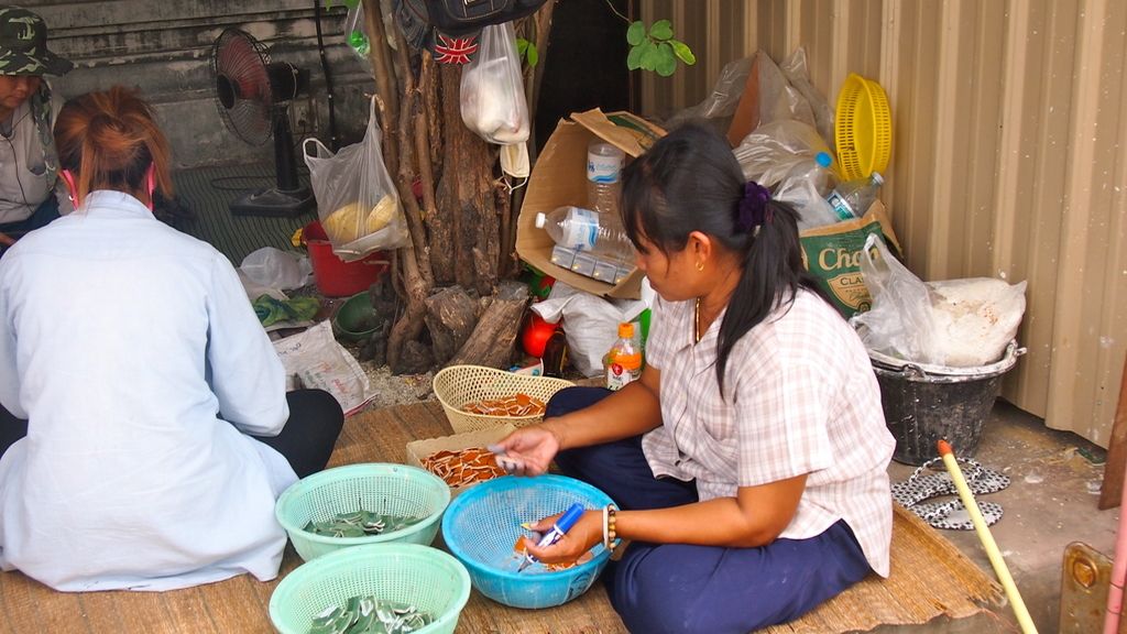 Mujeres reconstruyendo el templo de What Pho