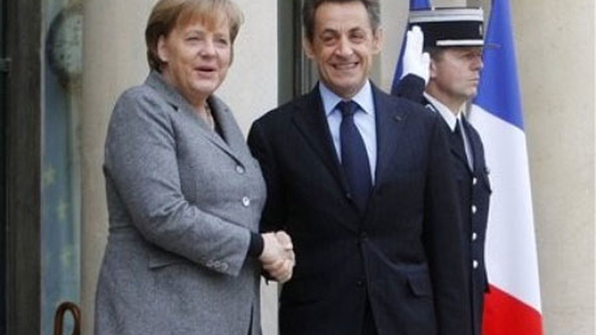 El presidente francés, Nicolas Sarkozy, recibe a la canciller alemana, Angela Merkel, en París