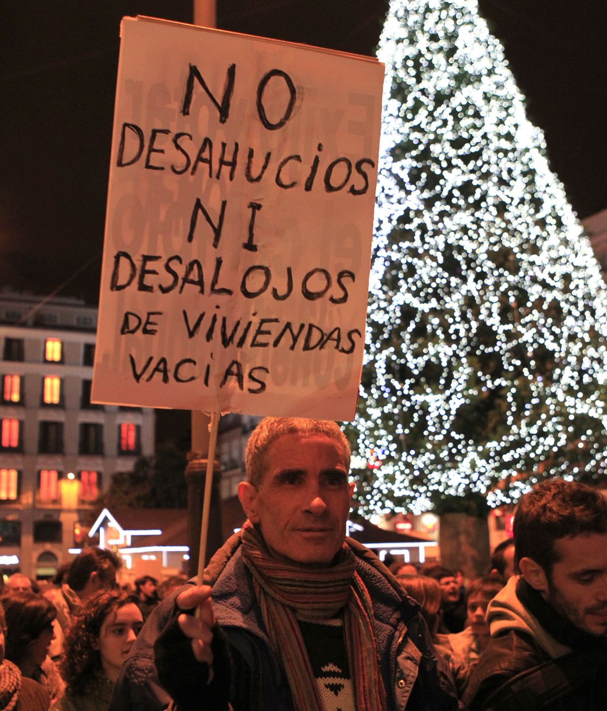 Miles de 'indignados' cortan parde de la Gran Vía madrileña en protesta por el desalojo del Hotel Madrid