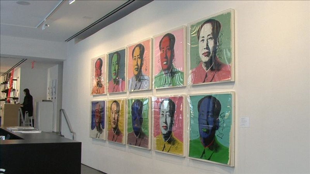 Vista de la serigrafía "Mao" (1972) de Andy Warhol, una de las más importantes del símbolo estadounidense del arte pop, que se vendió este 21 de abril, en Nueva York por 938.500 dólares en una puja organizada por la casa de subastas Phillips de Pury & Company. EFE