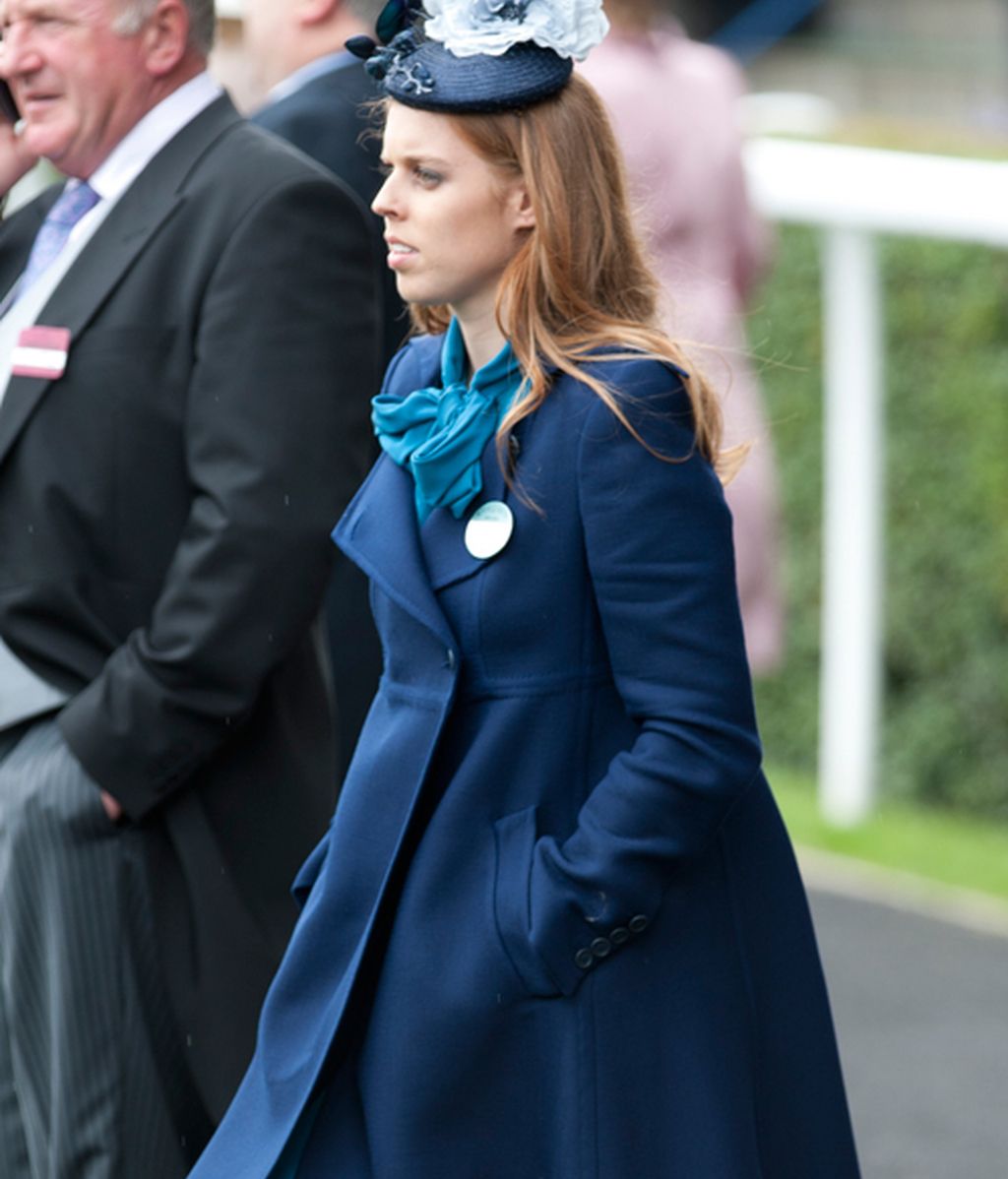 Beatriz de York se vuelve tímida con su sombrero en Ascot