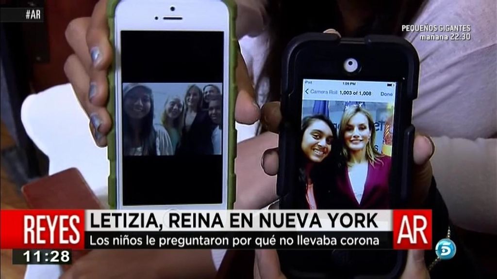 La Reina Letizia se apunta al 'selfie' en un colegio de Nueva York