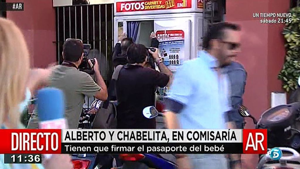 Un fotomatón y un guardaespaldas: la curiosa llegada de Chabelita a comisaría