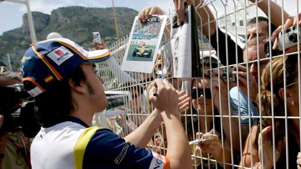 El piloto español de Fórmula 1, Fernando Alonso, del equipo Renault firma autógrafos en el circuito de Montecarlo. Foto: EFE