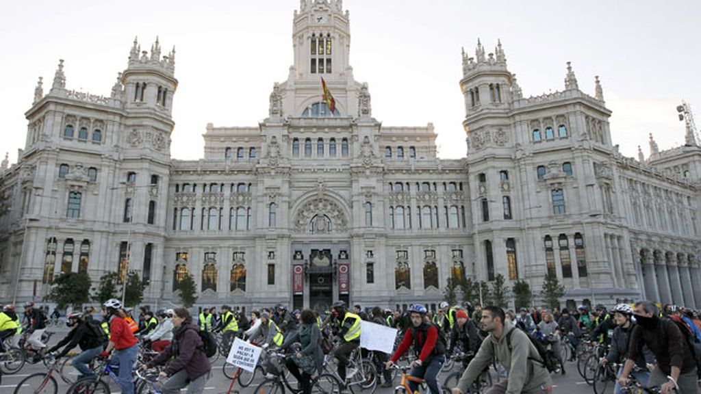 Piquete ciclista pasa por delante del Ayuntamiento de Madrid