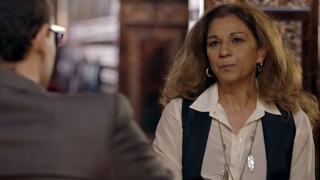 La artista se sienta en el chester